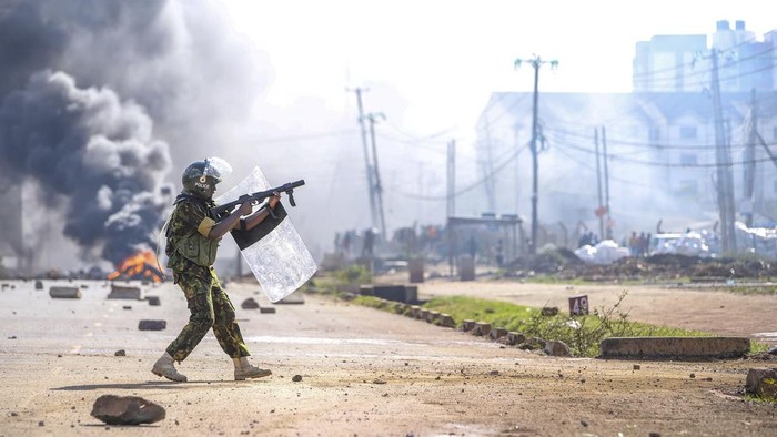 Demo di Kenya Kian Panas, Protes Mahalnya Biaya Hidup A riot police officer fires tear gas at protesters during a mass rally called by the opposition leader Raila Odinga over the high cost of living, in Nairobi, Monday, March 27, 2023. Police in Kenya are on high alert ahead of the second round of anti-government protests organized by the opposition that has been termed as illegal by the government. Police chief Japheth Koome insists that Monday's protests are illegal but the opposition leader Raila Odinga says Kenyans have a right to demonstrate.(AP Photo/Patrick Ngugi)