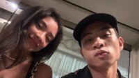 Pasangan muda ini menuai sorotan karena gaya pacarannya menuai banyak penilaian. Ada yang menyebut mereka terlalu berani, ada juga yang mengatakan gaya mereka seru. Foto: dok. Instagram