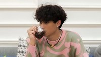 Salah satunya ini ketika Devano Danendra sedang asik menyeruput segelas kopi hitam. Foto: Instagram @iamdevano
