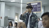Tak hanya itu, saat syuting berlangsung, pria kelahiran 2002 itu juga menikmati satu cangkir kopi hangatnya. Foto: Instagram @iamdevano
