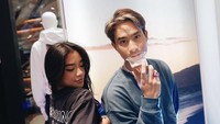 Kalau ini ketika Devano dan pacarnya sedang menghadiri acara 88rising x Guess. Sembari berpose, ia sekaligus menunjukkan segelas minuman. Foto: Instagram @iamdevano