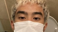 Devano Danendra kembali menghebohkan publik setelah mengunggah foto terbaru di Instagram pribadinya. Di foto itu ia terlihat sedang nongkrong di kloset toilet. Foto: Instagram @iamdevano