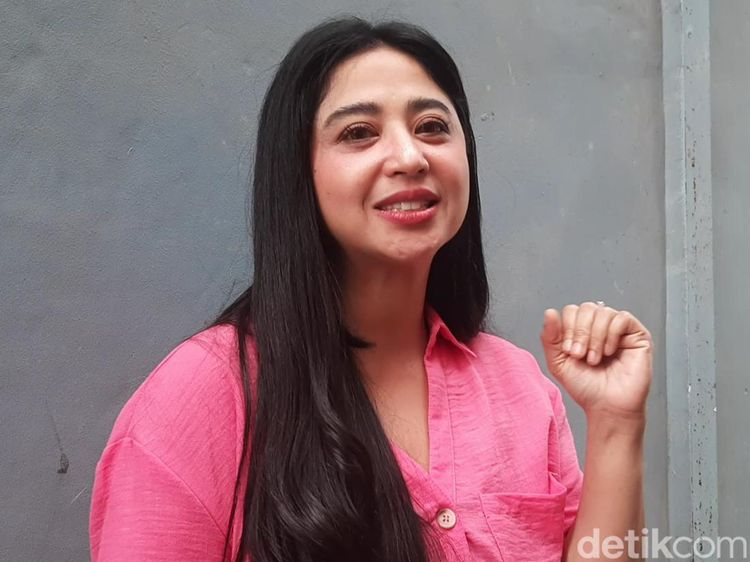 Jeroan Rumah Dewi Perssik yang Dilengkapi Lift dan Dapur Khusus ART