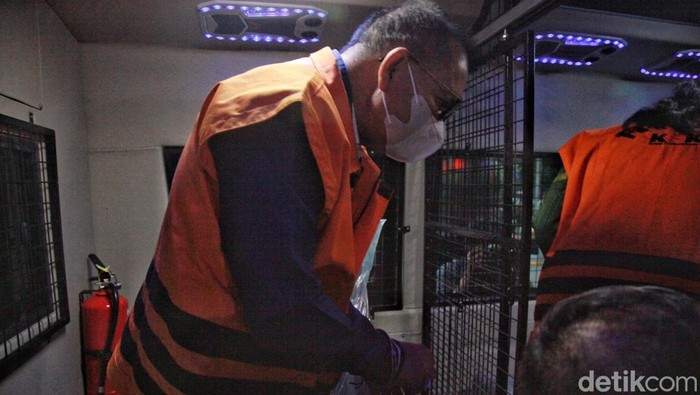 Digiring ke Mobil Tahanan, Ary Egahni Sembunyi di Belakang Suaminya Bupati Kapuas Ben Brahim S Bahat dan istrinya ditahan KPK. Ini momen mereka digiring ke mobil tahanan.