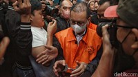 Tangan Ben Brahim dan Ary Egahni pun telah diborgol. Keduanya bakal menjalani penahanan pertama selama 20 hari ke depan.