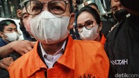 Keduanya ditahan atas dugaan korupsi senilai Rp 8,7 miliar.