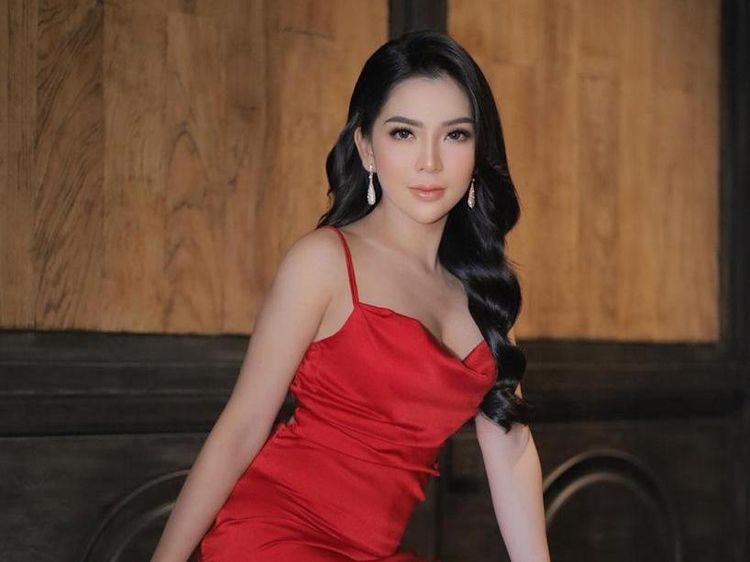 6 Potret Model Dina Santika yang Selalu Jaga Badan Agar Tetap Dilirik