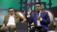 Misbakhun menyampaikan pendapatnya.