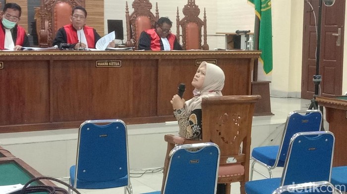 Enung Jihartini istri terdakwa Karomani memberikan keterangan di persidangan kasus suap Unila. (Tommy Saputra/detikSumut)