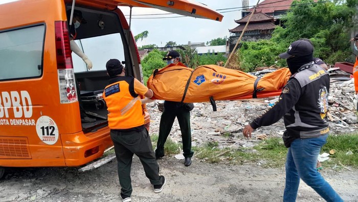 Evakuasi lansia yang ditemukan tewas di rumah kosong di Jalan Kusuma Bangsa IV Nomor 9X, Desa Pemecutan Kaja, Kecamatan Denpasar Utara, Kota Denpasar, Bali, Selasa (28/3/2023).