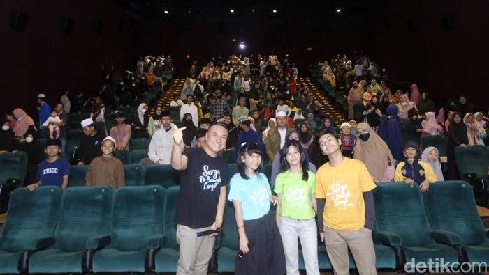 Nonton Bareng film Surga Dibawah Langit.