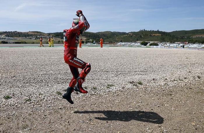 Francesco Bagnaia selebrasi Siu di MotoGP Portugal.