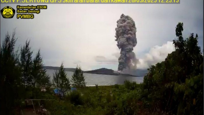 Gunung Anak Krakatau kembali erupsi pukul 12.21 WIB (dok PVMB)