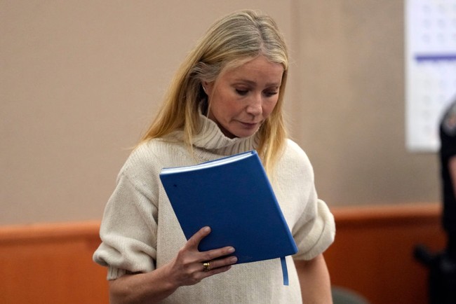 Seperti saat muncul perdana di sidang kasusnya, Gwyenth Paltrow mengenakan chunky sweater berwarna krem yang dipadukan dengan celana cokelat. Sweater itu dari G. Label yang dijual seharga US$ 595. Foto: AFP