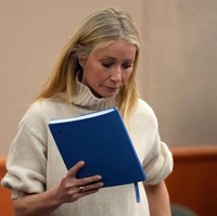 Seperti saat muncul perdana di sidang kasusnya, Gwyenth Paltrow mengenakan chunky sweater berwarna krem yang dipadukan dengan celana cokelat. Sweater itu dari G. Label yang dijual seharga US$ 595. Foto: AFP