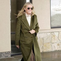 Saat keluar dari pengadilan, Gwyneth Paltrow memadukan sweaternya dengan coat hijau.  Foto: Getty Images