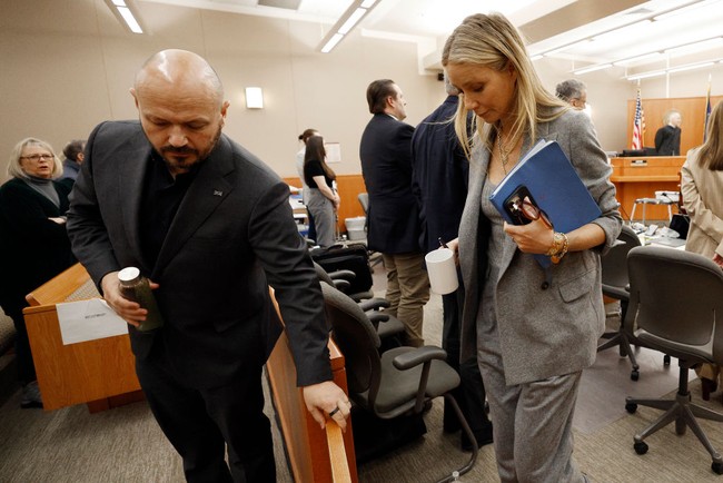 Pada hari ketiga sidang kasus tabrakan ski, aktris 50 tahun itu tampil formal dengan setelan abu-abu dan tank top berwarna senada.  Foto: Getty Images