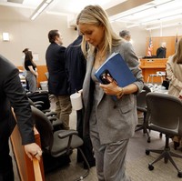 Pada hari ketiga sidang kasus tabrakan ski, aktris 50 tahun itu tampil formal dengan setelan abu-abu dan tank top berwarna senada.  Foto: Getty Images