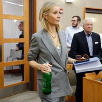 Selama persidangan berlangsung di Park City, Utah, Amerika Serikat, penampilan Gwyneth Paltrow pun jadi sorotan. Seperti dikutip dari majalah People, pada setiap persidangan yang dijalaninya, Gwyneth mengenakan busana netral yang jadi ciri khasnya. Dan beberapa busana yang dipakainya merupakan keluaran label Gwyneth, G. Label by Goop. Foto: Getty Images