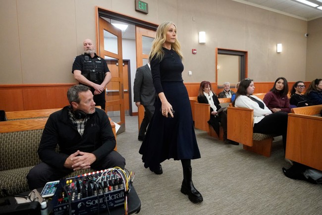 Gwyneth Paltrow hadir di sidang kasusnya pada Jumat (24/3/2023) dengan polo shirt hitam dan rok panjang berwarna biru navy. Dia memadukan busananya dengan boots Prada seharga US$ 1.450. Foto: Getty Images