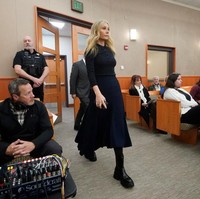 Gwyneth Paltrow hadir di sidang kasusnya pada Jumat (24/3/2023) dengan polo shirt hitam dan rok panjang berwarna biru navy. Dia memadukan busananya dengan boots Prada seharga US$ 1.450. Foto: Getty Images