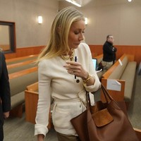 Gwyneth Paltrow hadir di sidang kasus tabrak lari yang dituduhkan padanya sejak Selasa (21/3/2023). Gwyneth dituntut oleh pria bernama Terry Sanderson. Mantan istri Chris Martin itu dituding menyebabkan Terry cedera serius pada saat keduanya berada di Deer Valley Resort, Utah untuk bermain ski pada Februari 2016 lalu. Gwyneth disebut menabrak Terry dari belakang. Foto: AFP
