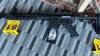 Dilansir AFP, Selasa (28/3/2023), pelaku berbekal setidaknya dua senapan serbu dan pistol. (REUTERS/Metropolitan Nashville Police Department)  