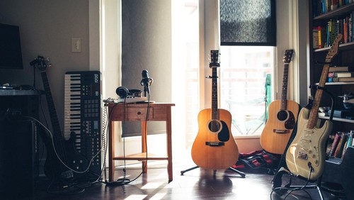 Ilustrasi chord dan lirik lagu.