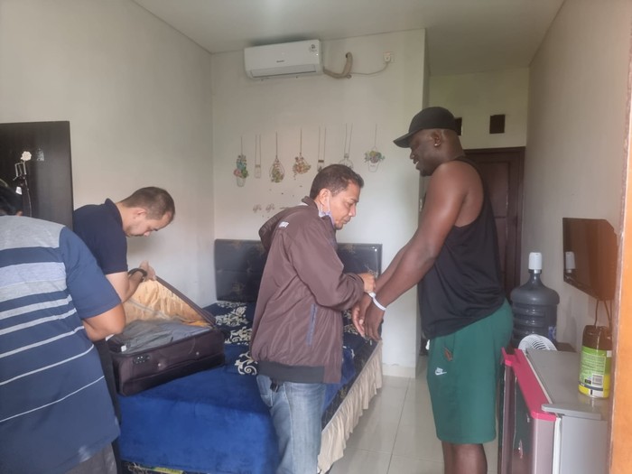 Imigrasi Denpasar mengamankan dua warga asing dari Nigeria karena visa atau izin tinggalnya sudah kedaluwarsa.