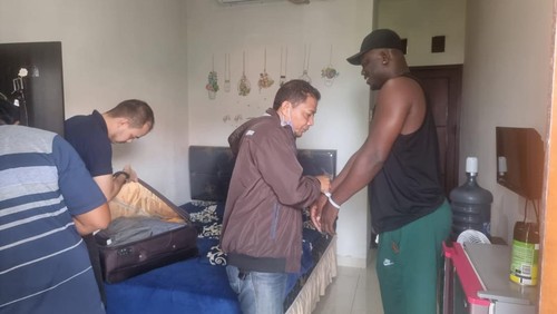 Imigrasi Denpasar mengamankan dua warga asing dari Nigeria karena visa atau izin tinggalnya sudah kedaluwarsa.