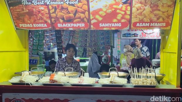 Jajanan kekinian di Pasar Kodam V/Brawijaya