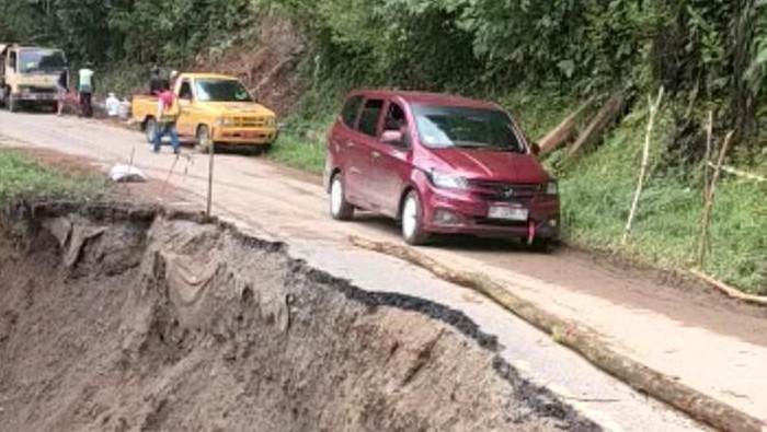 Jalan amblas di Polman, Sulbar.