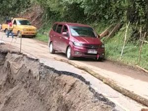 Jalan Trans Sulawesi di Polman Amblas 10 Meter Imbas Hujan Lebat