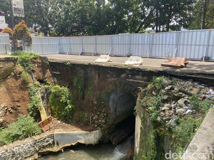 Jalan protokol Sukabumi yang rusak.