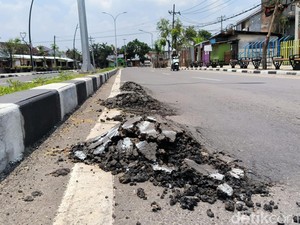 Duh! Baru Diperbaiki dan Habiskan Rp 7,4 M, Jalan di Bojonegoro Rusak Lagi