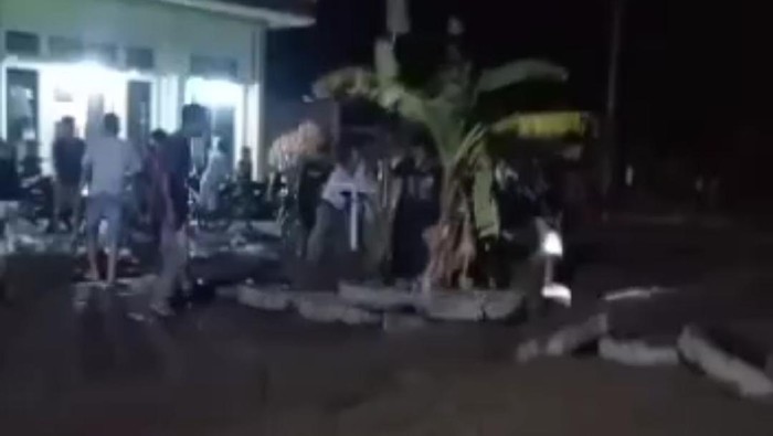 Jalan rusak yang ditanami pohon pisang oleh warga. (Foto: Istimewa)