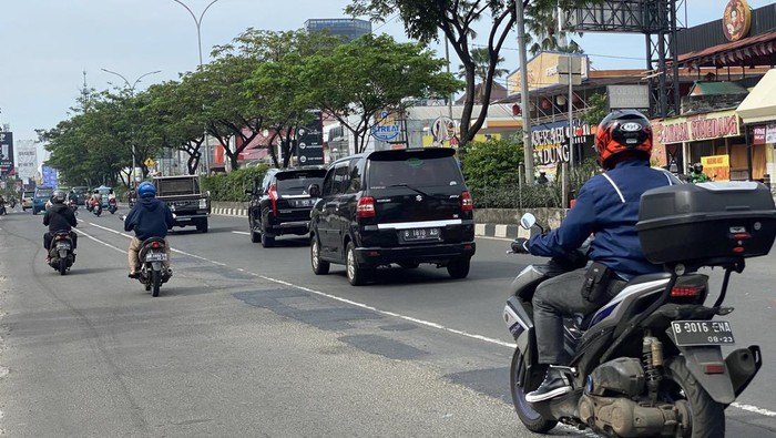 Jalan yang sebelumnya berlubang kini ditambal