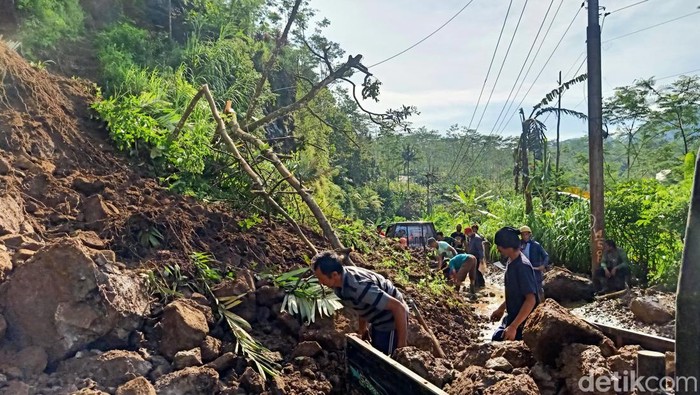 Jalur Banjarnegara-Dieng via Plipiran tertutup longsor, akses mobil ditutup sementara. Foto diunggah Selasa (28/3/2023).