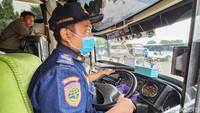 Ramp check dilakukan terhadap sejumlah bus AKAP di Terminal Kalideres, Jakarta.