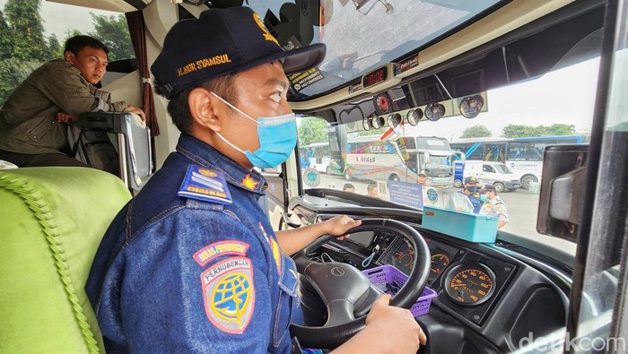 Dishub DKI Jakarta melakukan ramp check bus antar kota antar provinsi (AKAP) di Terminal Kalideres, Jakarta. Hal itu dilakukan demi keselamatan penumpang.