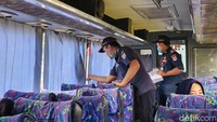 Sejumlah penunjang keselamatan teknis diperiksa seperti sistem penerangan, sistem pengereman, kondisi kaca depan, kondisi ban, sabuk keselamatan, wiper, klakson hingga spion.