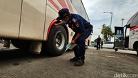 Petugas juga melakukan pemeriksaan terhadap ban bus dan kaki-kaki.