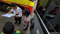Selain itu dicek juga unsur adminsitrasi seperti surat uji kir, SIM dan STNK.