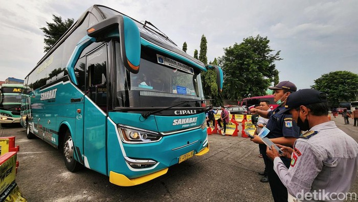Dishub DKI Jakarta melakukan ramp check bus antar kota antar provinsi (AKAP) di Terminal Kalideres, Jakarta. Hal itu dilakukan demi keselamatan penumpang.