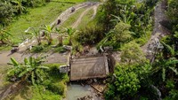 Foto udara memperlihatkan jembatan tersebut roboh. Jembatan yang menjadi akses utama antar desa di dua kabupaten yakni Nganjuk dan Jombang itu roboh akibat tergerus derasnya aliran sungai.