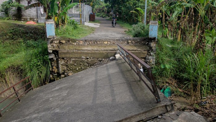 Jembatan Penghubung Kabupaten Nganjuk-Jombang Roboh Foto udara kondisi jembatan rusak di Pule, Jatikalen, Nganjuk, Jawa Timur, Selasa (28/3/2023). Jembatan yang menjadi akses utama antar desa di dua kabupaten yakni Nganjuk dan Jombang itu roboh karena tergerus derasnya aliran sungai. ANTARA FOTO/Muhammad Mada/Zk/aww.