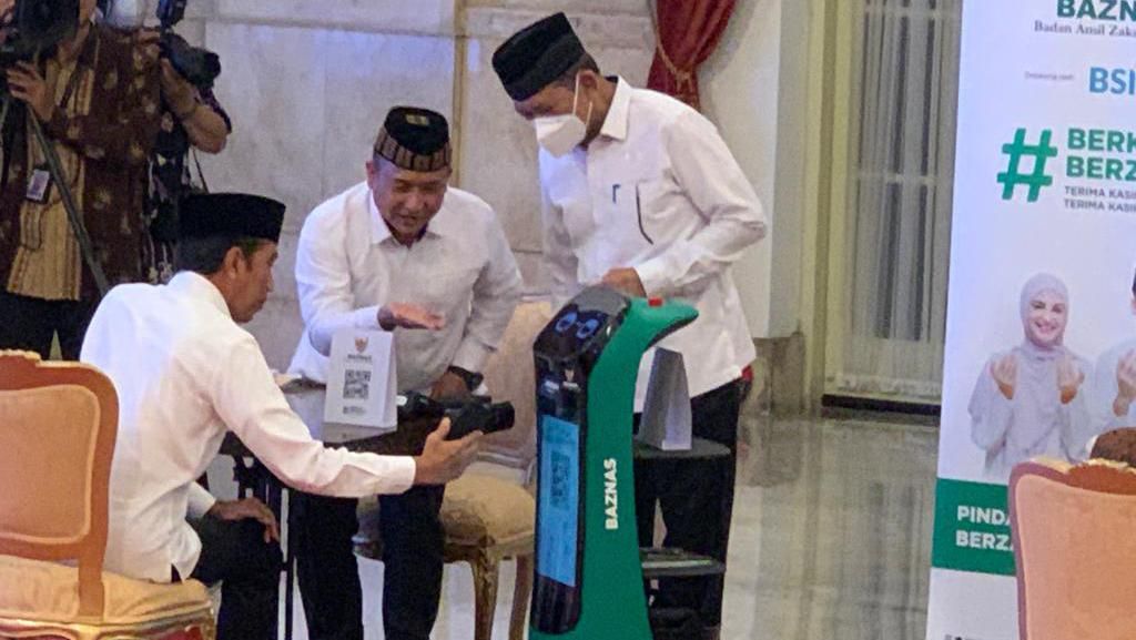Jokowi dan Maruf Amin Bayar Zakat Pakai QR Code Lewat Baznas di Istana