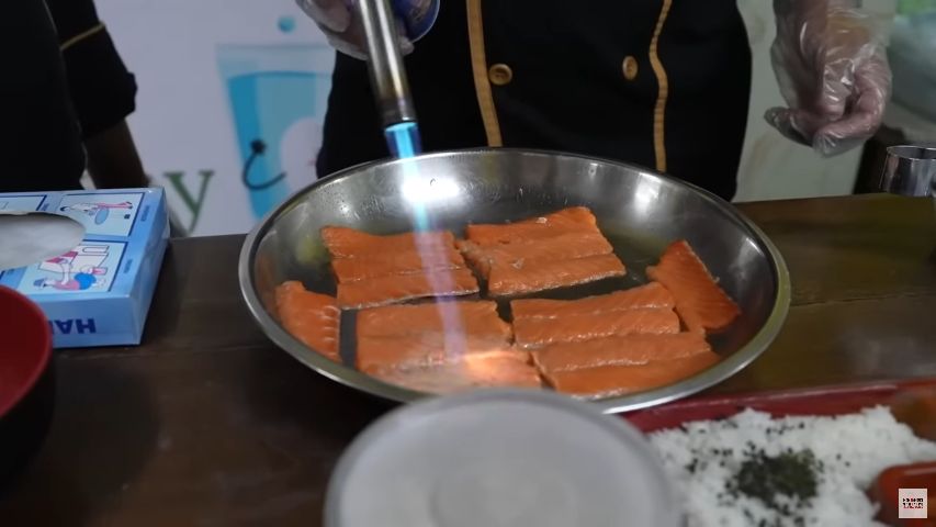 Makanan mewah di kanting sekolah Livy Renata, ada menu salmon panggang