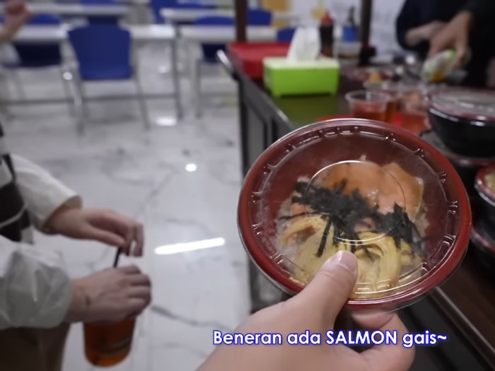 Makanan mewah di kanting sekolah Livy Renata, ada menu salmon panggang