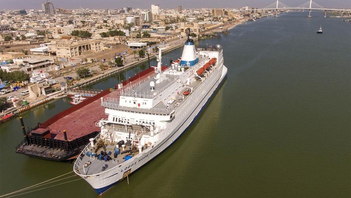 Kapal Perpustakaan Terbesar Dunia Sandar di Irak Kapal perpustakaan terbesar di dunia Logos Hope berlabuh di Basra, Irak, Senin (27/3/2023). Kapal itu akan menggelar pameran buku di perairan Shatt al-Arab.